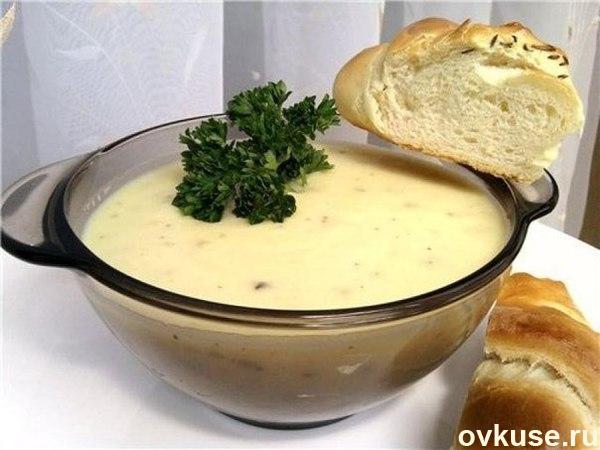 "Горячий сырный суп с колбасой"