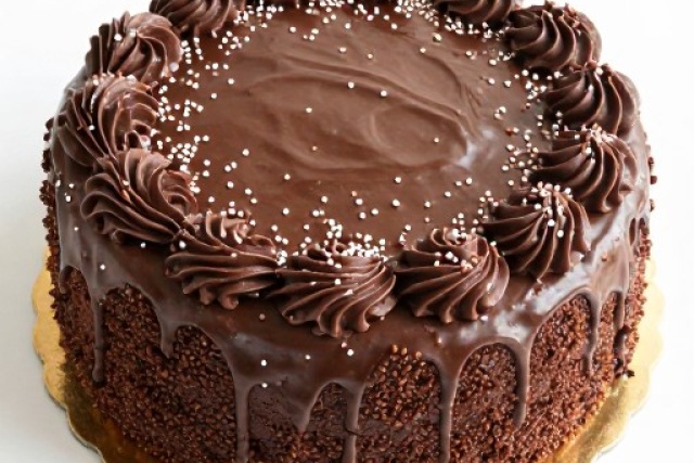 Фото Бразильский шоколадный торт «brigadeiro» - очень мягкий и по-хорошему мокрый бисквит и нежнейший крем №6
