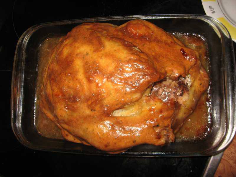 Приготовление мясо в тесте. Курица запеченная в тесте. Курица в тесте в духовке. Тесто с курицей. Курица в тесте в духовке целиком.