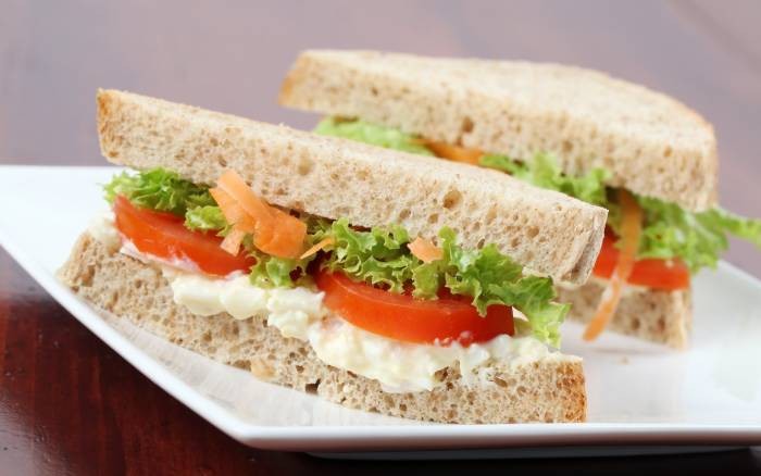 Горячие бутерброды с овощами и творогом
